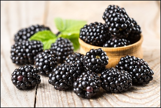 1527578409 fresh blackberry with leaves