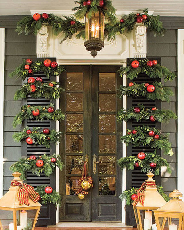 1449677047 christmas front door ecorations 09