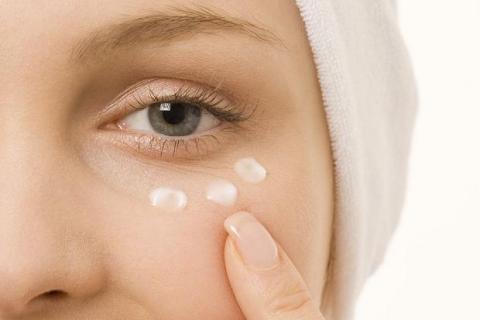 1528467810 how 20to 20apply 20eye 20cream