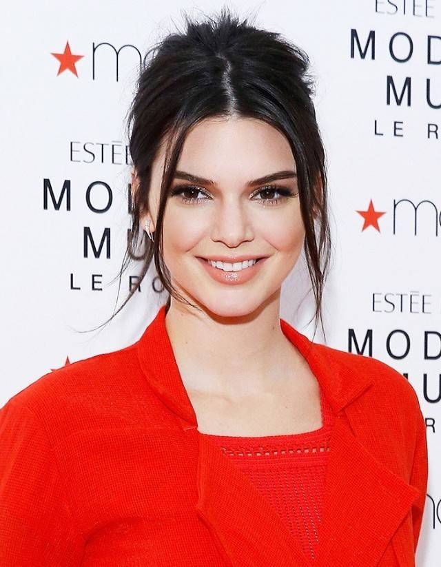 1449940733 8 ways to style center parted hair courtesy of kendall jenner 1549509 1448322190.640x0c