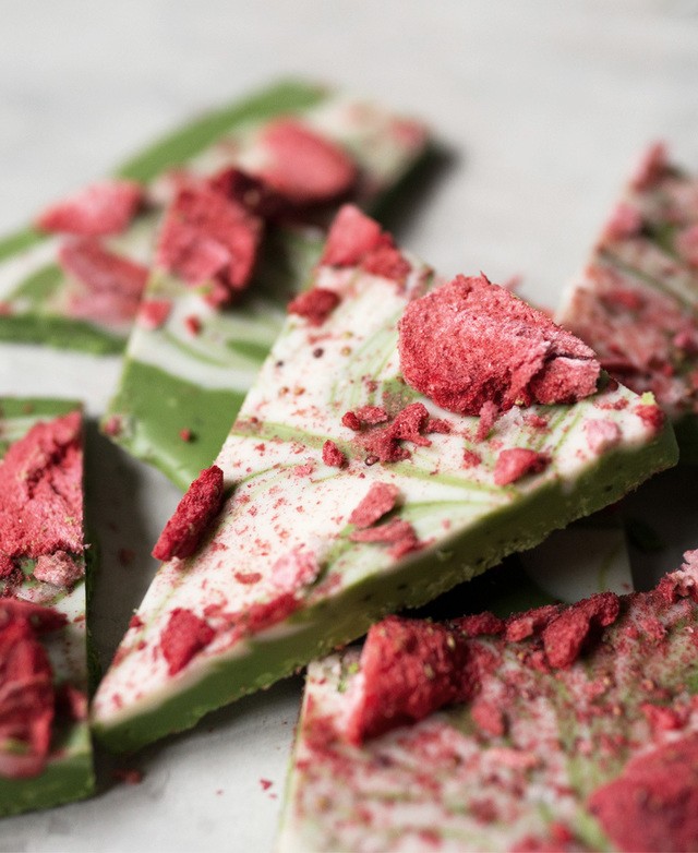 1528798591 0118 strawberry matcha chocolate bark 6