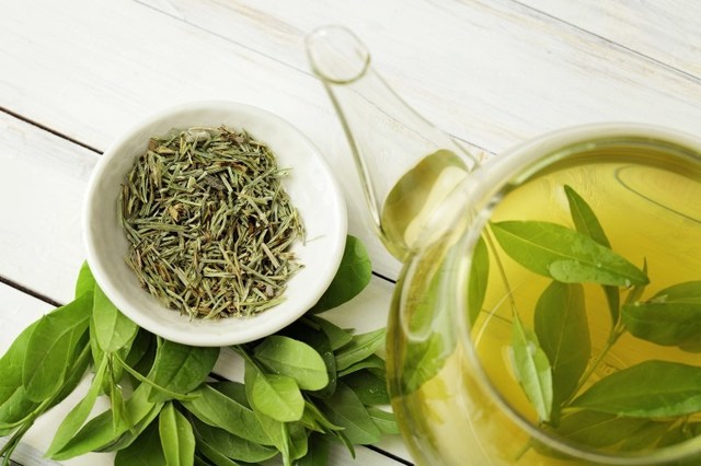 1529834359 green tea and eyes
