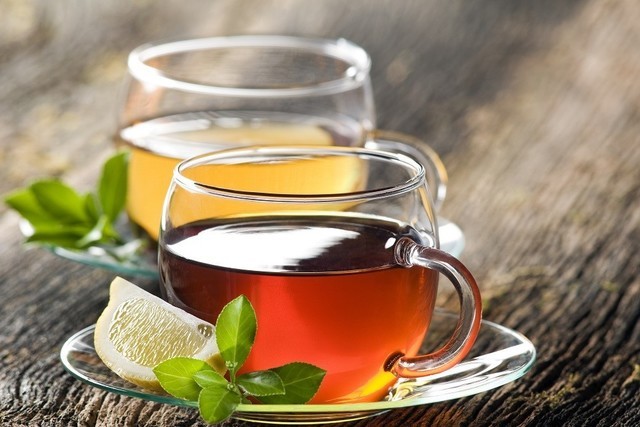 1530176504 green tea vs herbal tea 1