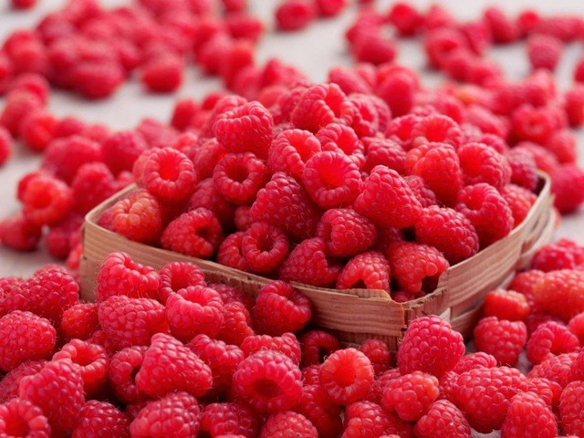 1530626372 raspberries2