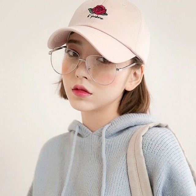 แว่นตาหน้ากลม : ใส่แว่นตา ให้ใหญ่กว่าหน้า เทคนิคง่ายๆ อำพลางหน้ากลมแบบเนียนๆ ใส่แว่นตา ให้ใหญ่กว่าหน้า เทคนิคง่ายๆ อำพรางหน้ากลมแบบเนียนๆ