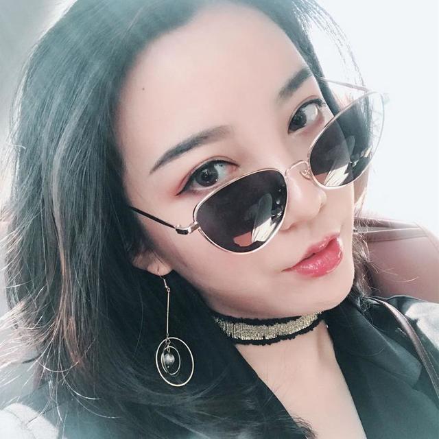 แว่นตาหน้ากลม นอกจากแว่นตาทรงสี่เหลี่ยมที่สาวๆ หน้ากลมจะใส่ได้แล้ว แว่นตาทรงที่มุมหางตาเฉียงหรือเชิดขึ้น แบบนี่้มาใส่ก็รอดนะเธอ