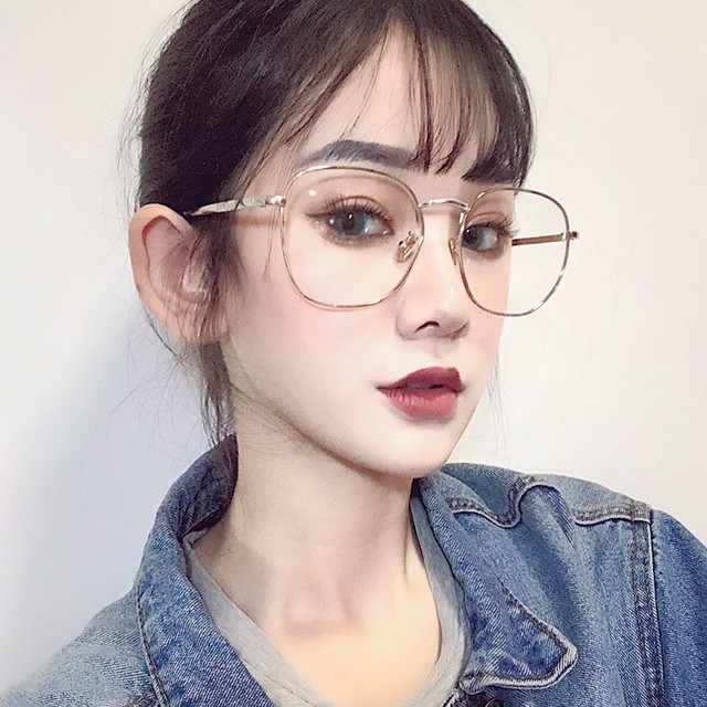 แว่นตาหน้ากลม : ใครว่าใส่แว่นตา หน้าอ้วน แล้วจะโป๊ะ เทคนิคการเลือกแว่นตาใส่อำพรางหน้ากลมง่ายๆ เพียงแค่ เลือกกรอบแว่นที่ใหญ่กว่ากรอบหน้าของตัวเอง