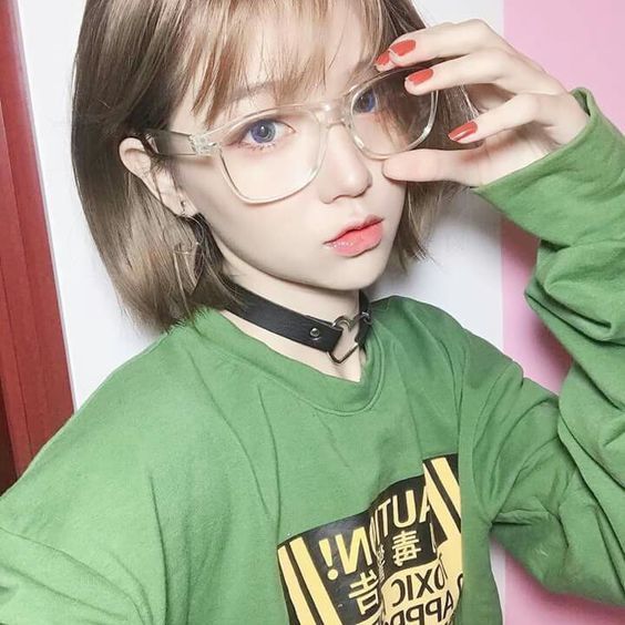แว่นตาหน้ากลม เป็นสาวที่ใส่แว่นตา หน้ากลม อยากพลางหน้าอ้วนๆ ต้องใส่แว่นตาทรงสี่เหลี่ยมแบบนี้