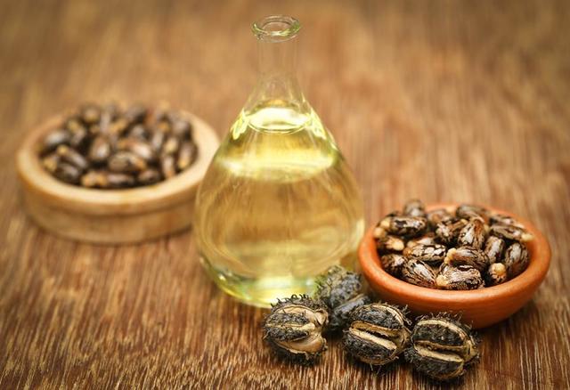1533486475 artnaturals how to use castor oil to quickly grow your hair main 900