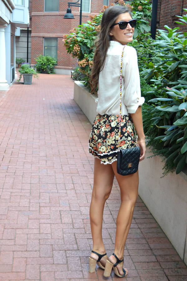 1451303287 floral printed shorts outfit 2