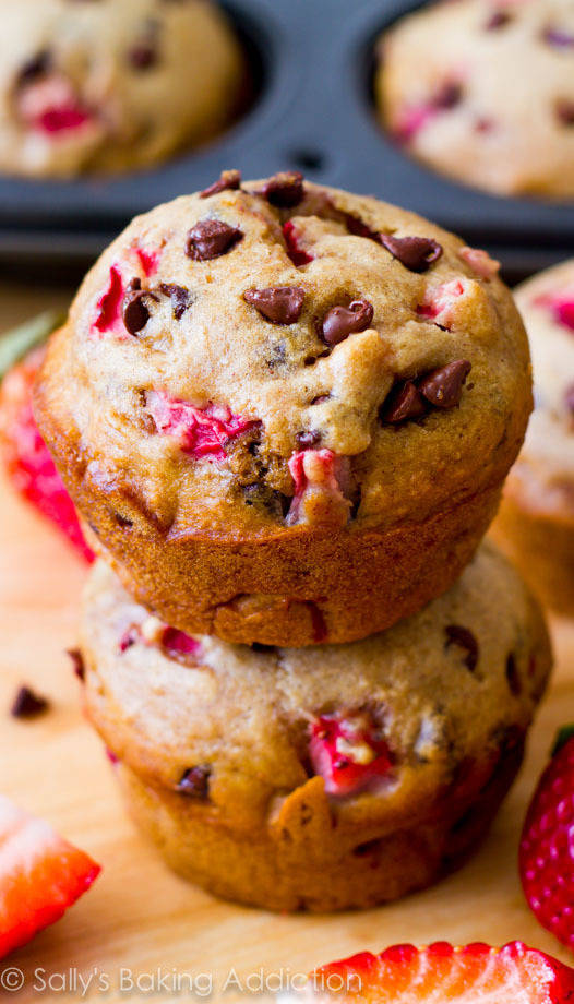 https://image.sistacafe.com/images/uploads/content_image/image/74536/1451717690-Skinny-Strawberry-Chocolate-Chip-Muffins1.jpg
