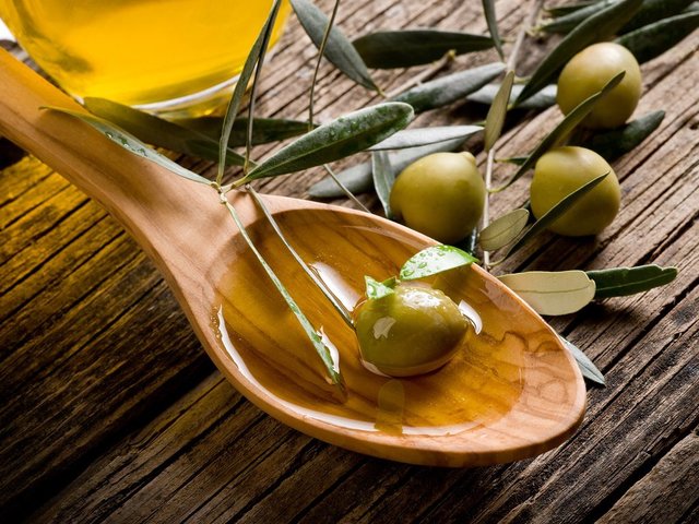 1539304894 bigstock olive oil over wood spoon 27495941 1024x1024