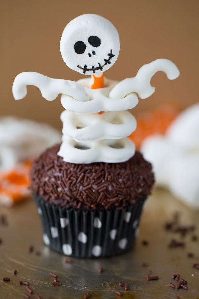 1539581582 1497885904 skeleton cupcakes