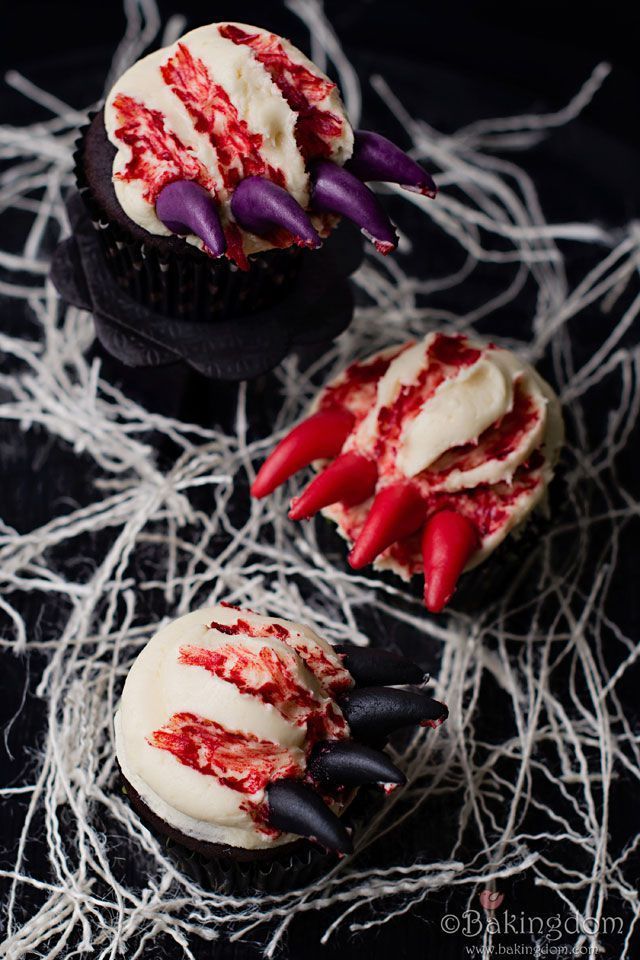 1539582296 1466717845 creepy clawed halloween cupcakes from bakindom