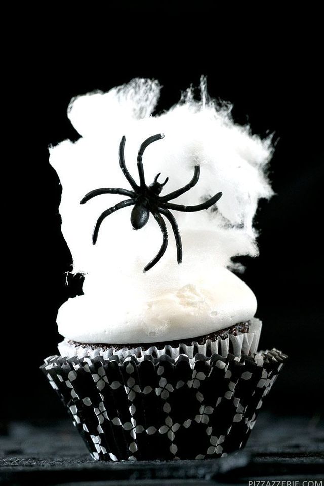 1539582569 1440440787 pizzazzerie spider web cupcakes 2r