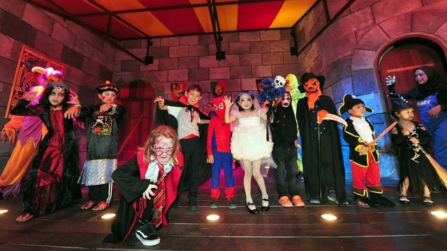 1540840569 don t forget that kids dressed in full halloween custumes enter for free