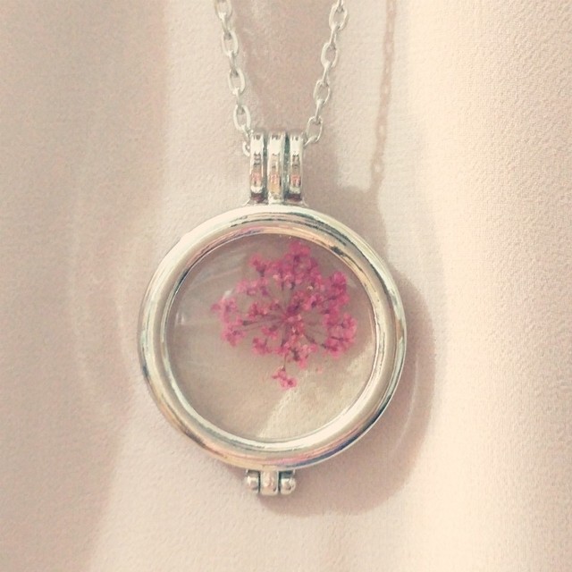 1540943150 0001395 pink pressed flower necklace accessory