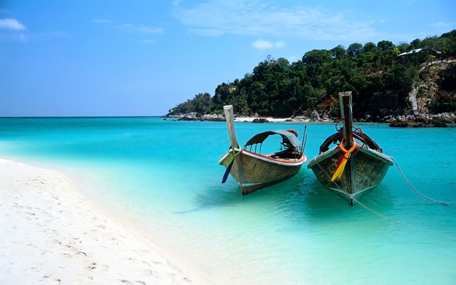 https://image.sistacafe.com/images/uploads/content_image/image/7953/1433496768-two-boats-on-the-beach-of-the-ko-lipe-island-wallpaper.jpg