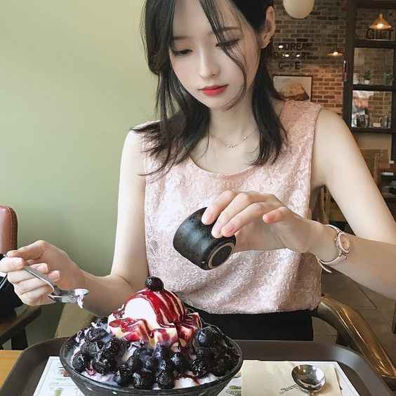 ketogenic diet คือ การเน้นลดการทานอาหารประเภทคาร์โบไฮเดรต แล้วเน้นทานอาหารจำพวกไขมันดีเข้าไปแทนที่ แต่ก็ต้องเลือกอาหารให้ถูกนะจ๊ะสาวๆ
