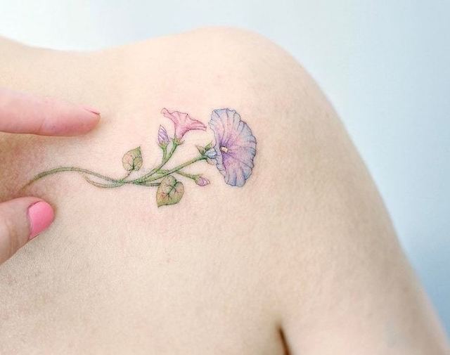 1550024188 small flower tattoos 2