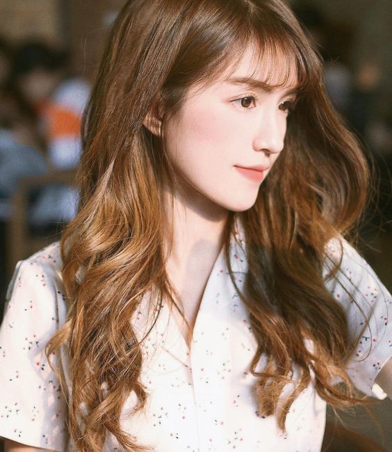 สีผมสําหรับคนผิวขาวเหลือง คือ ผมสีน้ำตาลประกายส้ม