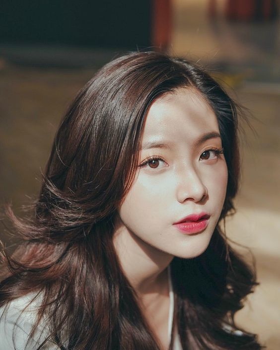 สีผมสําหรับคนผิวขาวเหลือง คือสีผมโทนดาร์กช็อกโกแลต แบบนี้นะจ๊ะสาวๆ