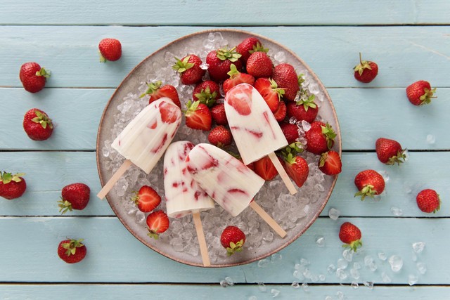 1554103982 hf160527 global blog strawberry and yoghurt popsicles 97 low 2