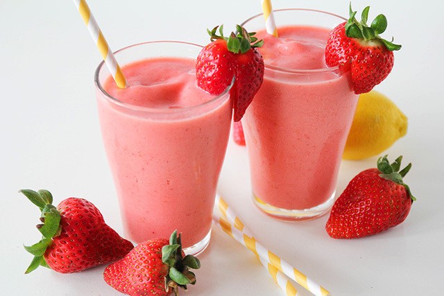 1554778725 strawberry lemonade smoothie 5