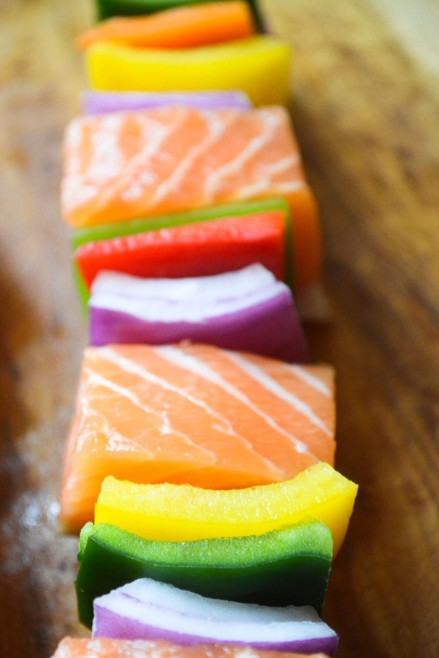 https://image.sistacafe.com/images/uploads/content_image/image/8986/1433839943-rainbow-salmon-skewers-2.jpg