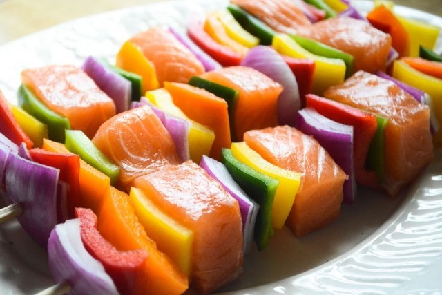 https://image.sistacafe.com/images/uploads/content_image/image/8987/1433839977-rainbow-salmon-skewers-3.jpg