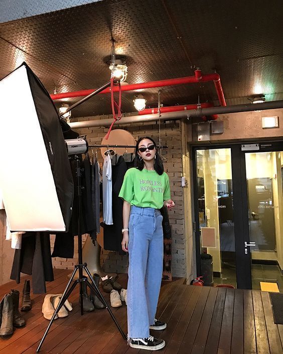 ชุดนีออน สีนีออน เสืื้อเขียวนีออน แฟชั่นนีออน กับกางเกงยีนส์