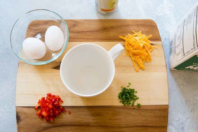 1558253032 mug omelette method 1