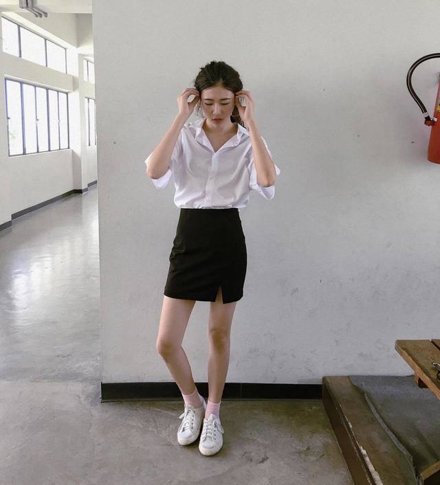 เปิดเทอม , ชุดนักศึกษา , แฟชั่นชุดนักศึกษา , ชุดนิสิต , แมทช์ชุดนักศึกษา , แต่งตัวไปมหาลัย pantip , รองเท้าผ้าใบ ใส่ไปมหาลัย , ใส่กระโปรงพลีทยาวให้สวย , กระโปรงทรงเอ ใส่กับรองเท้า
