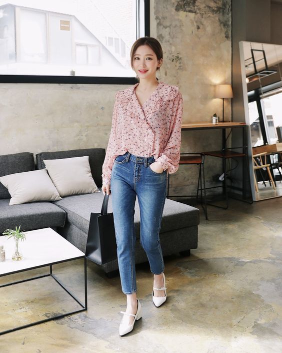 ใส่เสื้อผ้าตามสีประจำวัน