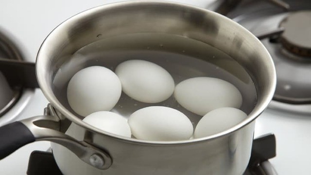 1560009584 how to hard boil eggs 01