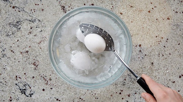 1560009633 how to boil eggs 08