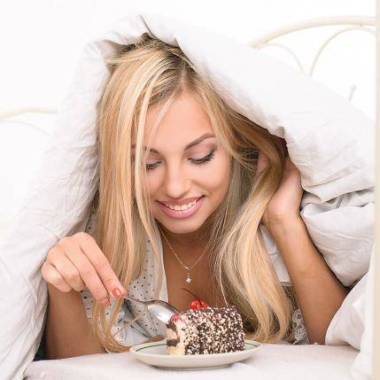 1455261884 800 woman eating in bed
