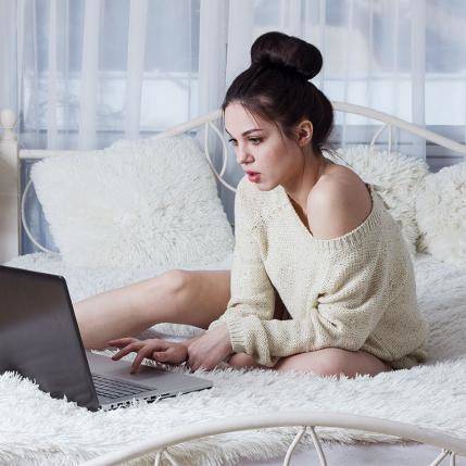 1455261922 800 woman laptop in bed