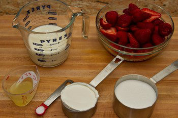 1561623647 strawberry frozen yogurt ingredients