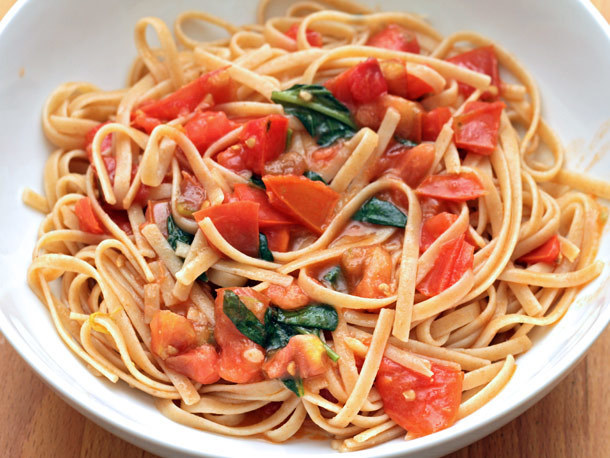 https://image.sistacafe.com/images/uploads/content_image/image/9536/1433995951-20120906-dt-alice-waters-whole-wheat-pasta-with-tomato-vinaigrette.jpg