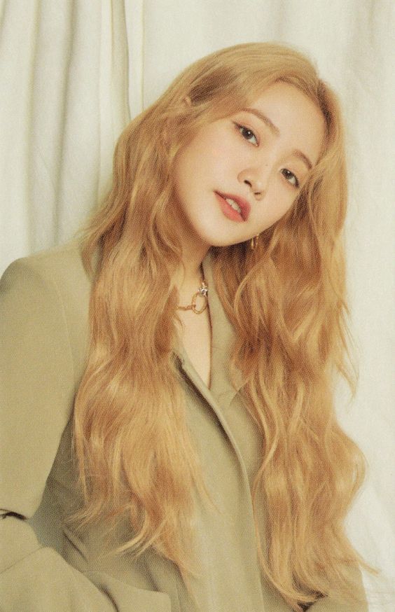 BLACKPINK โรเซ่BLACKPINK สีผมบลอนด์ สีผม ทรงผม สีผมวนิลา