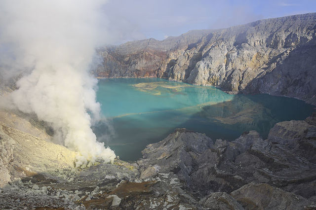 1590456723 800px kawah ijen indonesia acidious lake at the floor of the crater 02