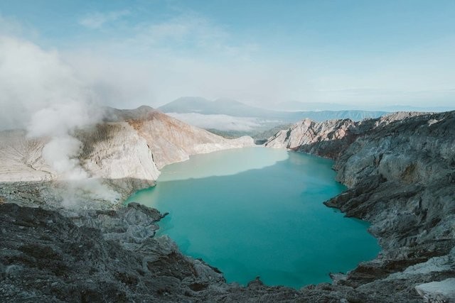 1590456785 kwah crater ijen indonesia