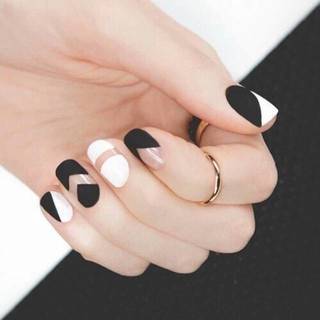 Black & White เพ้นท์เล็บลายกราฟฟิกเท่ๆ ด้วยคู่สีสุดคลาสสิค