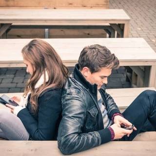7 สิ่งที่คู่รักไม่ควรทำเมื่อเล่น 'Social Media'