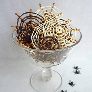 สูตร " Chocolate Pretzel Spider Webs " ใยเเมงมุมสุดสยอง ต้อนรับฮาโลวีน