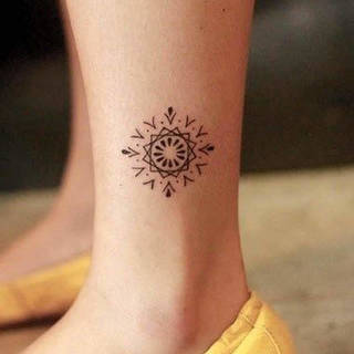 1449032841 1447815866 un tatouage solaire sur la cheville