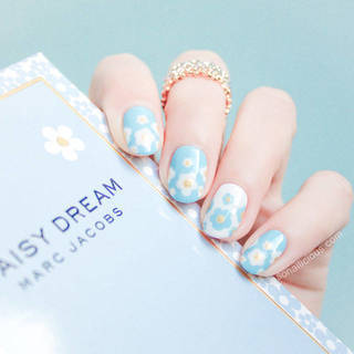 1453807694 1453174167 marc jacobs daisy dream nail art