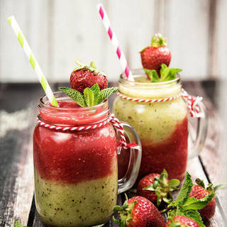 1457600115 1450431386 strawberry kiwi smoothie main