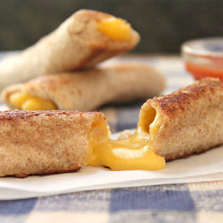 วิธีทำ 'Grilled Cheese Rolls' ขนมปังห่อชีสเยิ้มๆ ทอดกรอบ